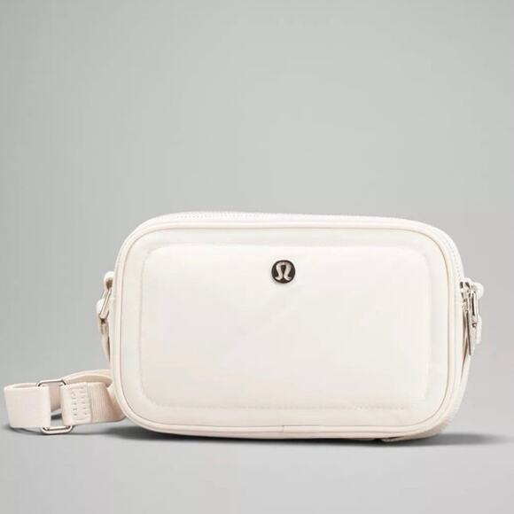 Lululemon Athletica Crossbody Camera Bag 2L Light Ivory/Bone Adjustable Strap - Picture 1 of 12